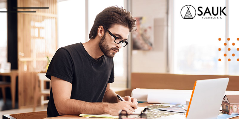 Homem fazendo home office em segurança.